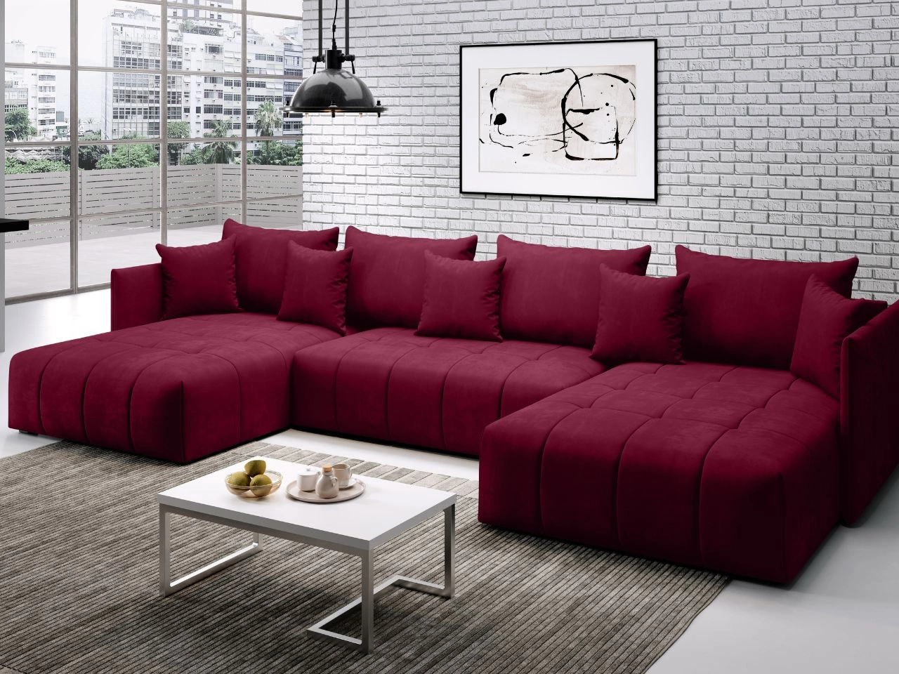 Großes bordeauxrotes U-Sofa mit Kissen in einem modernen Wohnzimmer