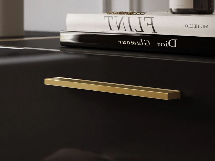 Viertürige Kommode 158 cm Glamour-Stil mit goldenen Griffen Lunelie Schwarzglanz