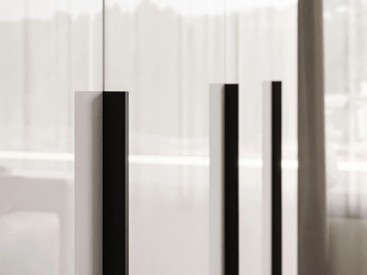 Viertüriger Kleiderschrank mit Drehtüren und schwarzen Griffen Ameli Weiß Hochglanz