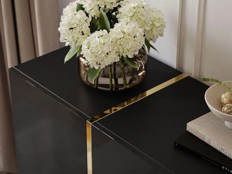 Viertürige Kommode 158 cm Glamour-Stil auf goldfarbenen Metallbeinen Lunelie Schwarzglanz