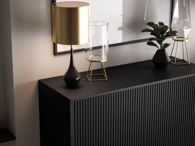 Hohe Kommode, zweitürig, mit goldfarbenen Griffen, Orlean schwarz matt