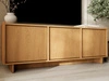 Dreitüriges TV-Lowboard 147 cm für Wohnzimmer Azumi Karamell Eiche
