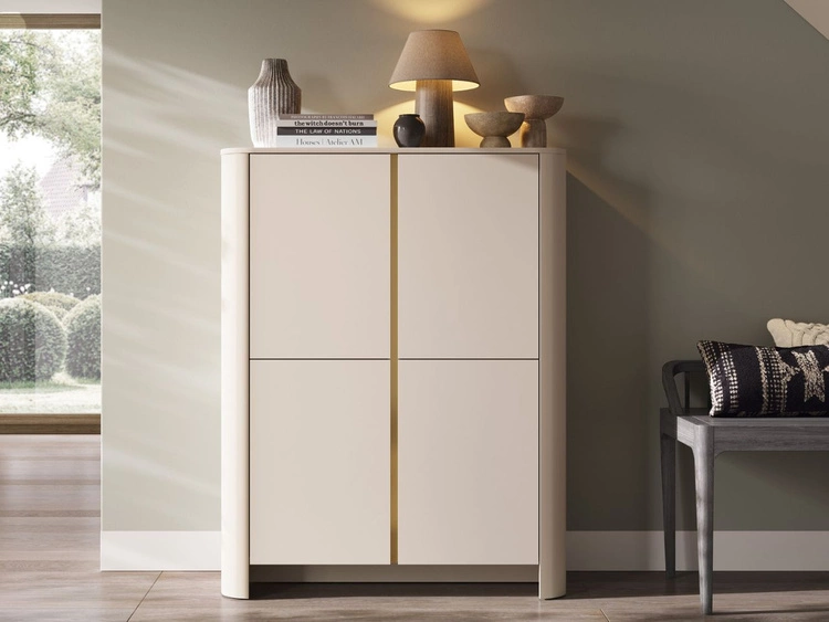 Eine Wohnzimmermöbelgarnitur mit goldener Zierleiste Brillo Kaschmir