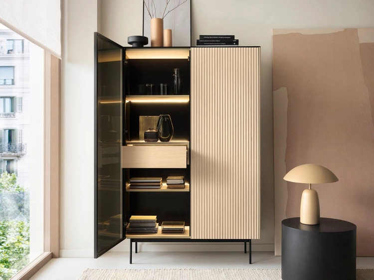 Standvitrine mit einer Glastür, LED-Beleuchtung und Schublade für das Wohnzimmer Auroé Eiche Vicenza