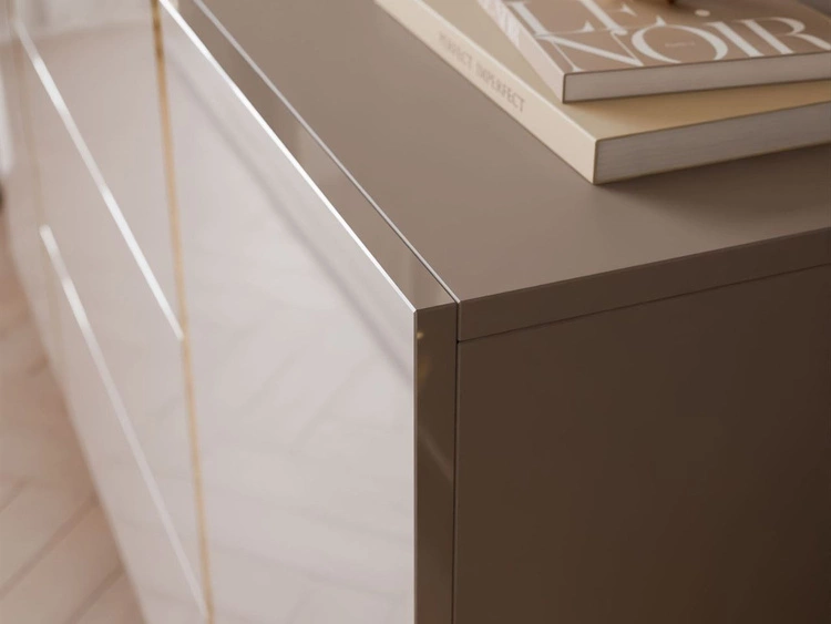 Zweitürige Kommode 158 cm mit drei Schubladen und Metallbeinen Lunelie Kaschmirglanz