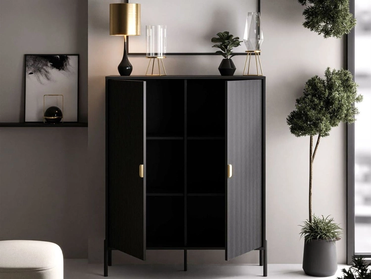 Hohe Kommode, zweitürig, mit goldfarbenen Griffen, Orlean schwarz matt