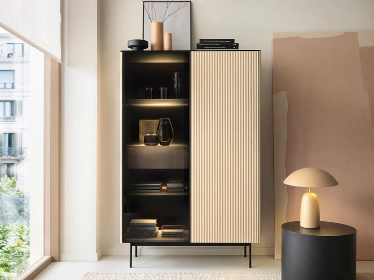 Standvitrine mit einer Glastür, LED-Beleuchtung und Schublade für das Wohnzimmer Auroé Eiche Vicenza