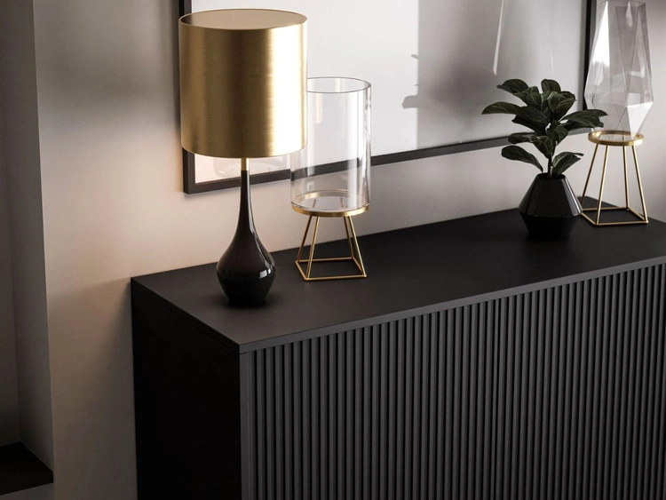 Hohe Kommode, zweitürig, mit goldfarbenen Griffen und Füßen, Orlean schwarz matt