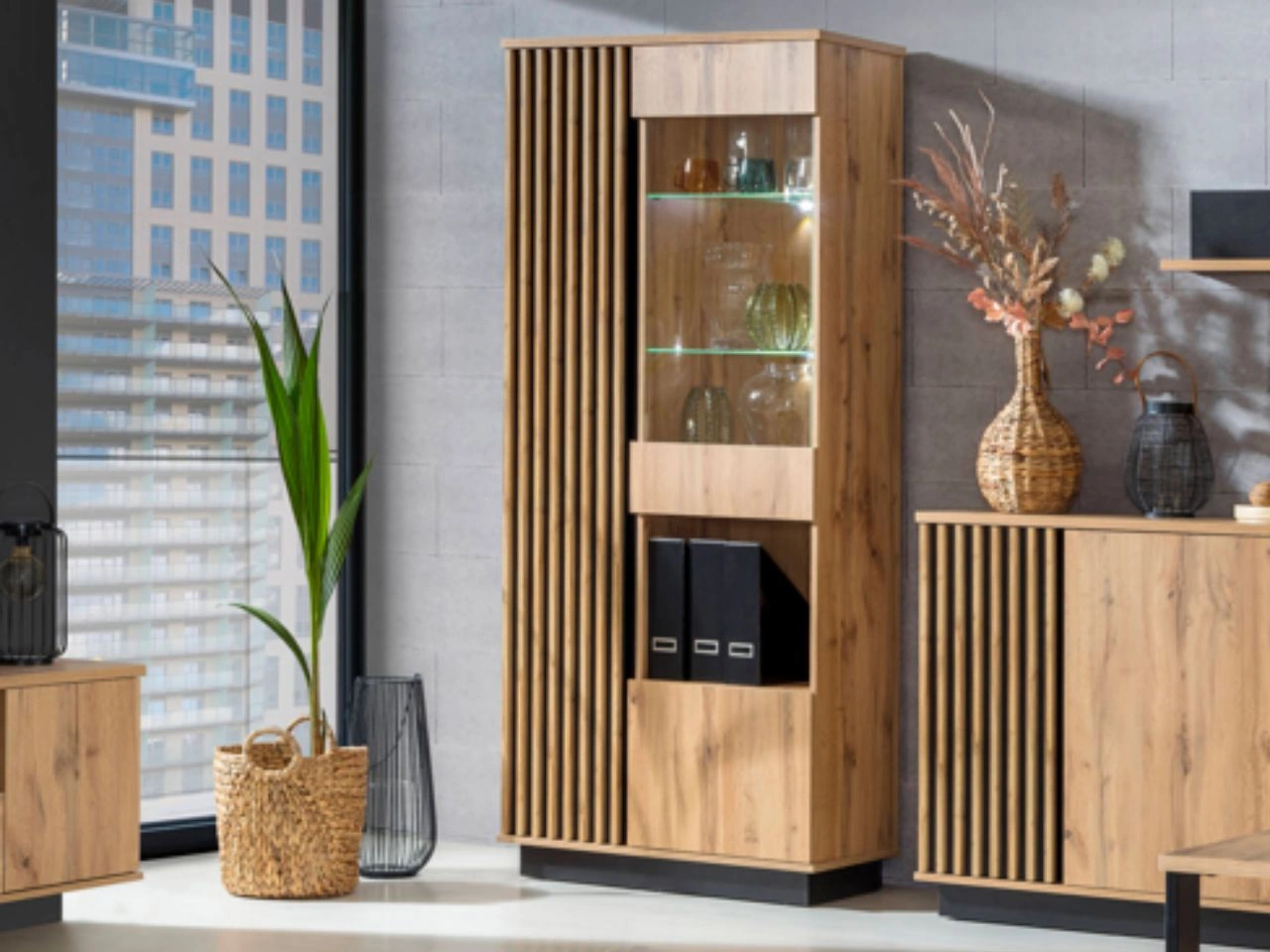 Zweitüriger Standvitrinenschrank mit LED-Beleuchtung Lavore Wotan Eiche, Schwarz matt