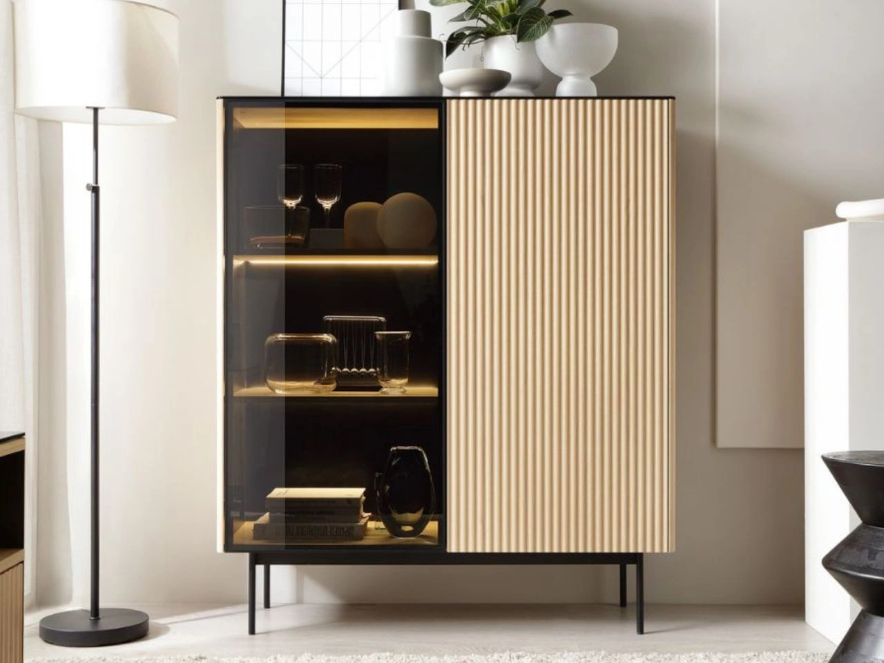 Standvitrine mit einer Glastür, LED-Beleuchtung für das Wohnzimmer Auroé Eiche Vicenza