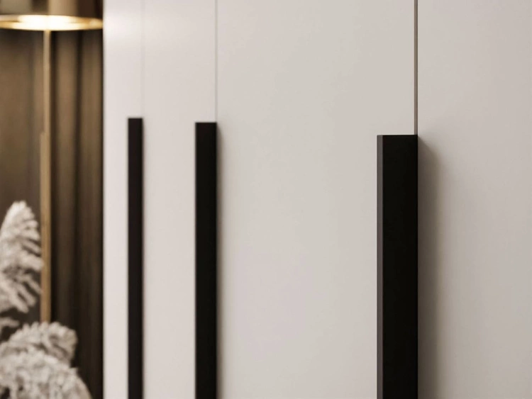 Viertüriger Kleiderschrank mit Drehtüren und schwarzen Griffen Ameli Kaschmir