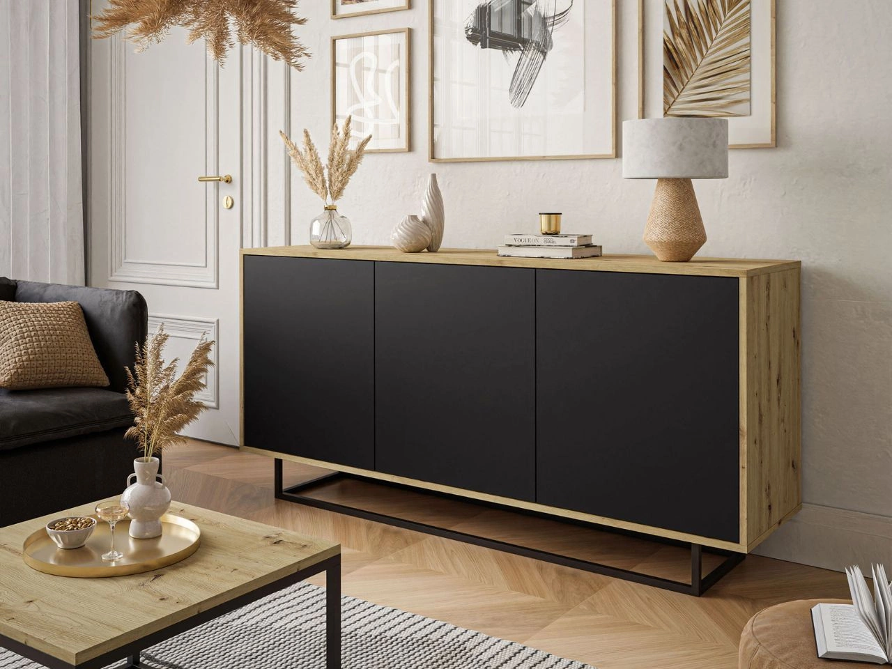 Dreitürige Kommode 154 cm im Loft-Stil auf schwarzem Gestell – Vivance, Schwarz matt & Eiche Artisan