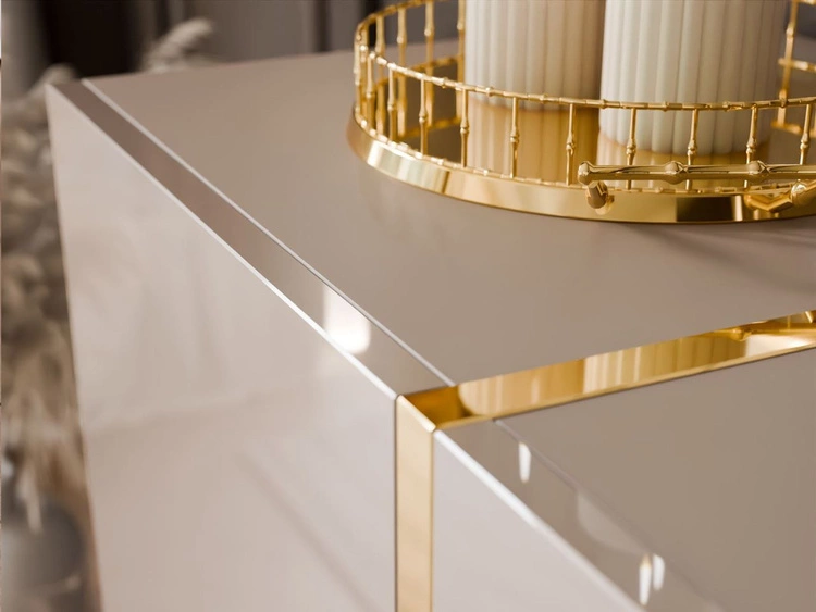 Viertürige Kommode 158 cm Glamour-Stil auf goldfarbenen Metallbeinen Lunelie Kaschmirglanz