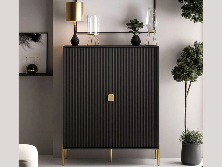 Hohe Kommode, zweitürig, mit goldfarbenen Griffen und Füßen, Orlean schwarz matt