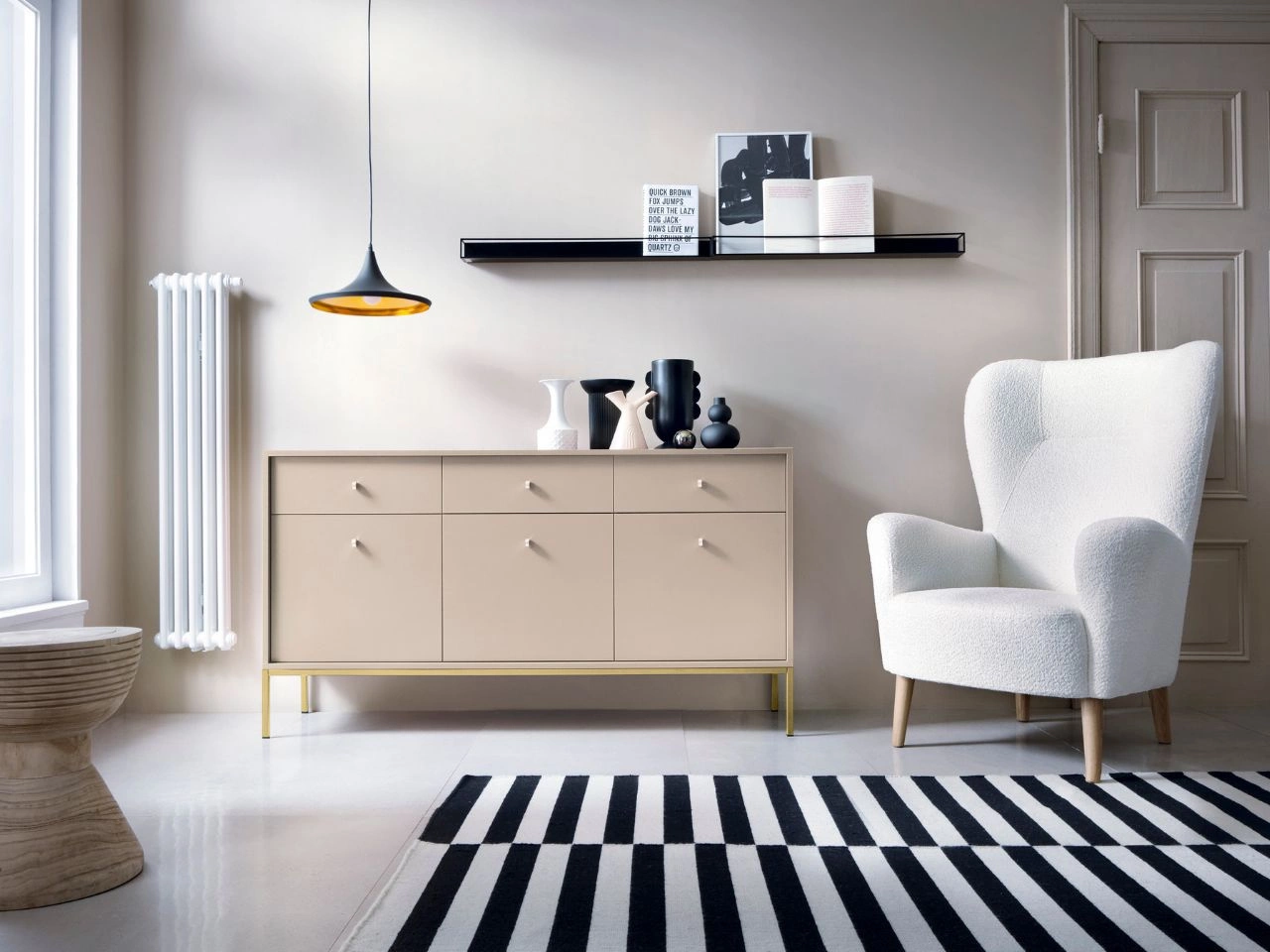 Kommode mit Türen sowie Schubladen mit Golden Metallbeinen Amor Beige