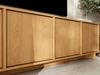 Dreitüriges TV-Lowboard 195 cm für Wohnzimmer Azumi Karamell Eiche