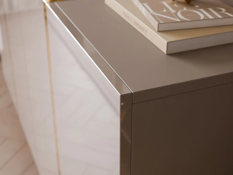 Viertürige Kommode 158 cm Glamour-Stil auf goldfarbenen Metallbeinen Lunelie Kaschmirglanz