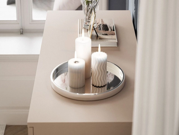 Kommode mit Schubladen und LED-Beleuchtung auf Silbernen Metallbeinen Nuveo Kaschmir