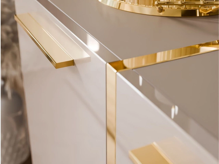 Viertürige Kommode 158 cm Glamour-Stil mit goldenen Griffen und Beinen Lunelie Kaschmirglanz