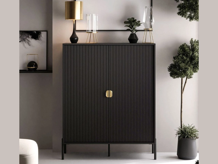 Hohe Kommode, zweitürig, mit goldfarbenen Griffen, Orlean schwarz matt